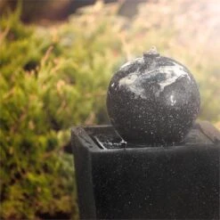 Königsbrunn Springbrunnen Solar 200 L/h LED Akku Basaltoptik -Online Gartenbedarf 10029040 yy 0003 ambient Blumfeldt Koenigsbrunn Solar Springbrunnen LED