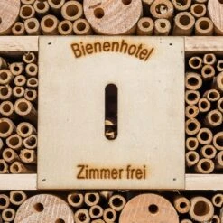 Insektenhotel Mit Spitzdach Aufhängung Ganzjährig Bewohnbar Holz -Online Gartenbedarf 10038022 yy 0005 logo