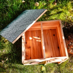 Igelhaus Futterhaus Überwinterung 2 Kammern Tannenholz Unbehandelt -Online Gartenbedarf 10038027 yy 0005 logo