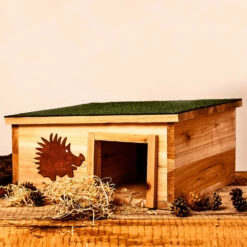 Igelhaus Futterhaus Überwinterung 2 Kammern Tannenholz Unbehandelt -Online Gartenbedarf 10038027 yy 0006 logo