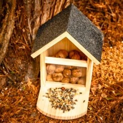 Futterhaus Für Eichhörnchen Spitzdach Kiefernholz Bitumen Unbehandelt 13 Futterhaus Für Eichhörnchen Spitzdach Kiefernholz Bitumen Unbehandelt -Online Gartenbedarf 10038048 yy 0005 logo