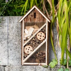 Insektenhotel Mit Schmalem Spitzdach Aufhängung Ganzjährig Bewohnbar Holz -Online Gartenbedarf 10038093 yy 0002 logo
